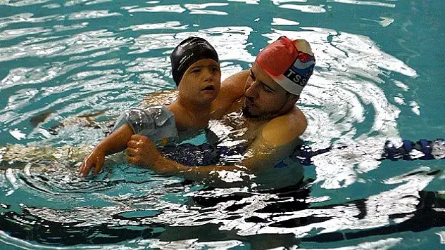 Down sedromlu çocuk konuşmasını yüzerek geliştirdi