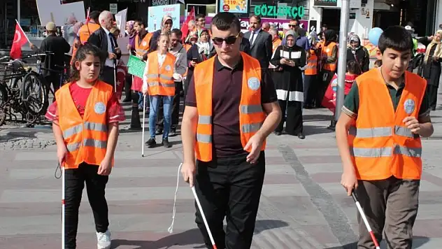 Konya'da görme engelliler farkındalık için yürüdü