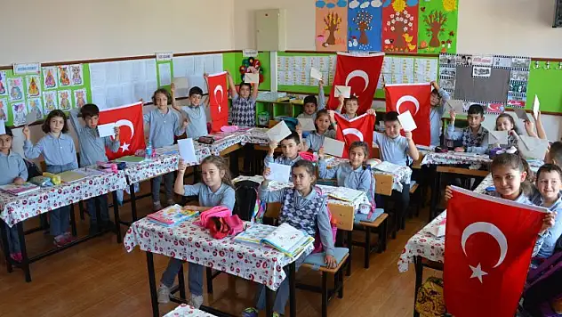 Öğrencilerden Mehmetçiğe destek mektubu ve Türk Bayrağı