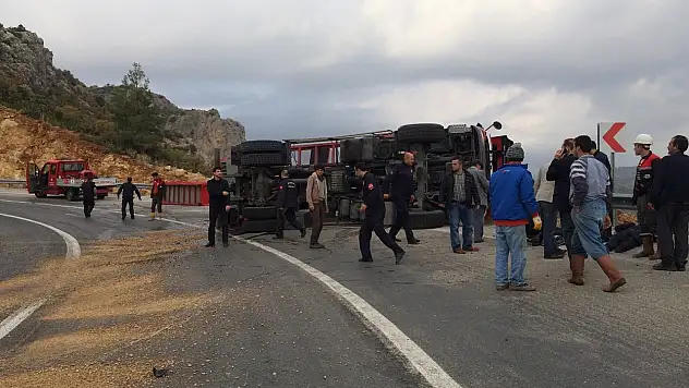 Ermenek'te madene giden itfaiye ekibi kaza yaptı