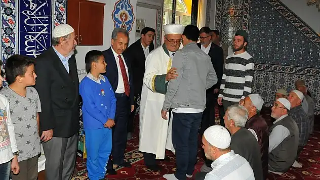 Camiye giderek namaza başlayan çocukları belediye ödüllendirdi