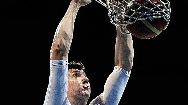 Ömer Aşık 'double-double'la başladı