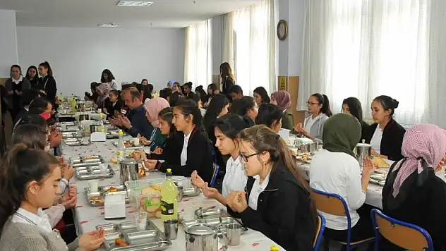 Akşehirli öğrenciler askerler için bin 400 Fetih Suresi okudu