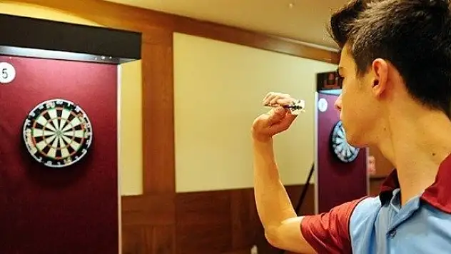 Dartta Türkiye'ye ilk madalyayı getirdi