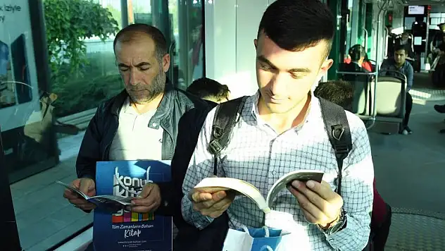Büyükşehir'den tramvayda kitap sürprizi