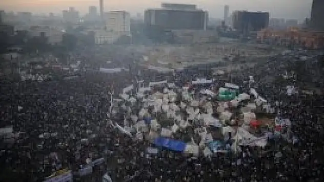 Destekçiler Nahda'da, muhalifler Tahrir'de