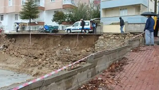 Beyşehir'de yağmur sonrası istinat duvarı çöktü