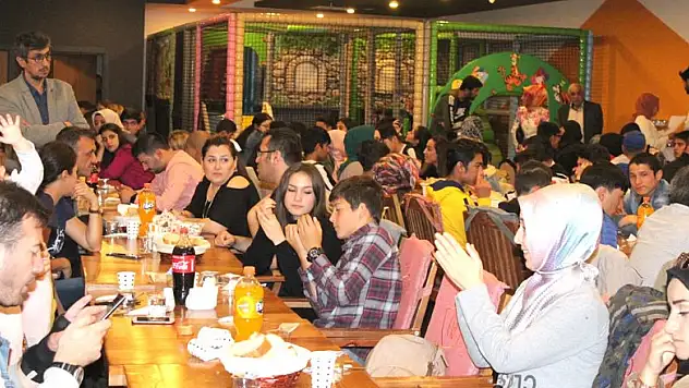 Gönüller mutluluk sofrasında buluştu