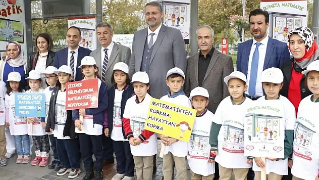 Konya'da durakta bekleyen vatandaşlara matematiği sevdirecekler