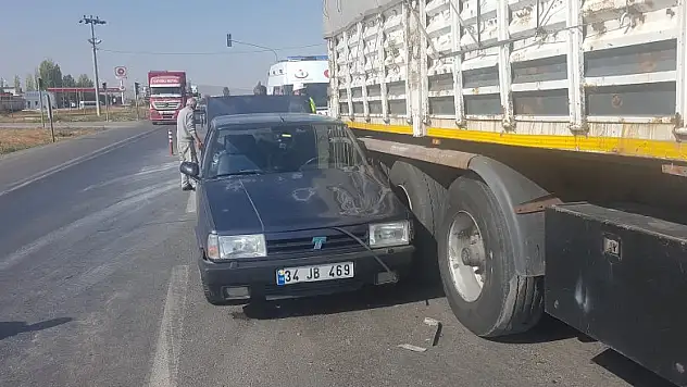 Konya'da otomobil tıra çarptı: 1 yaralı