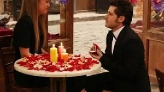 Seksenler dizisinde gerçek bir evlilik teklifi!