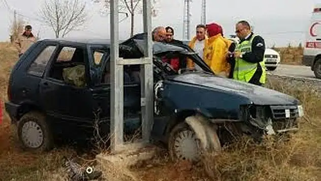 Otomobil elektrik direğine çarptı: 1 ölü