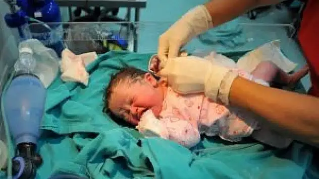 Bebek ölümleri 8 yılda yarı yarıya azaldı
