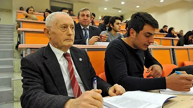 Üniversite hayalini 74 yaşında gerçekleştirdi