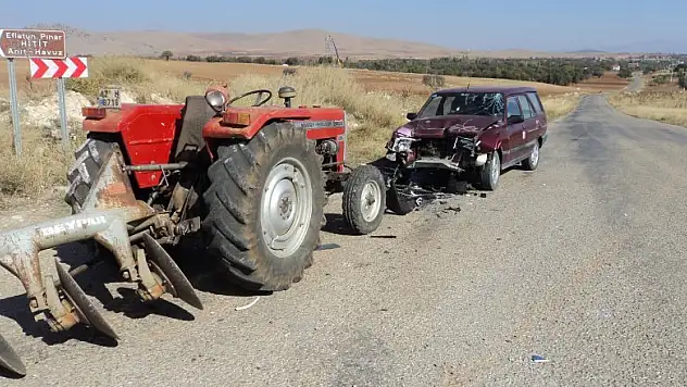 Konya'da traktörle otomobil çarpıştı: 2 yaralı
