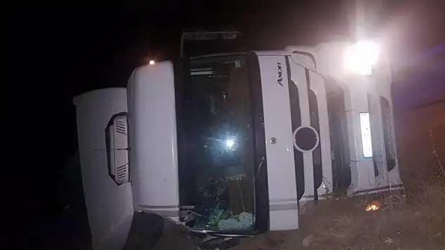 Konya'da pancar yüklü tır devrildi: 1 yaralı