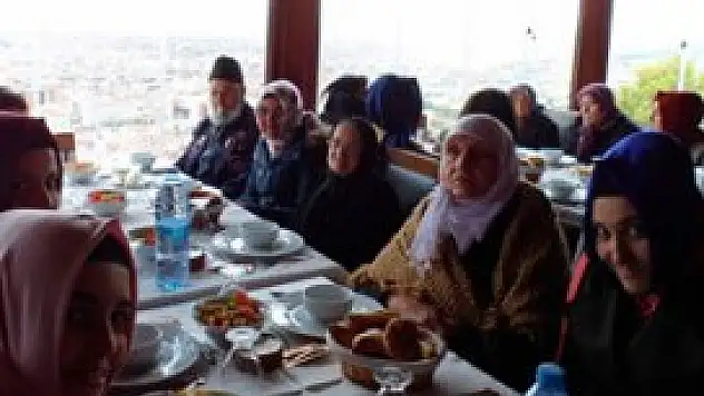 Liseli gençler yaşlılarla buluştu