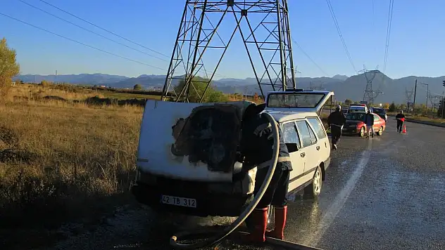 Seyir halindeki otomobil yandı