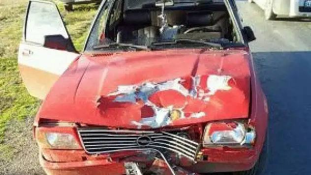 Otomobille motosiklet çarpıştı