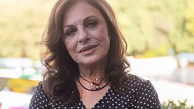 Yunan müziğinin divasından siyasetçilere çağrı