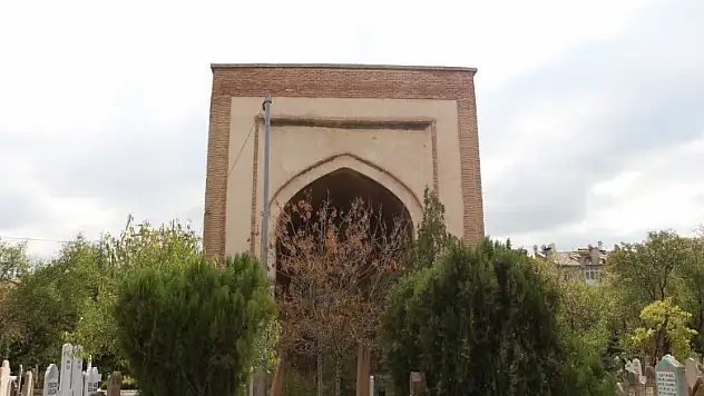 Konya'nın Kız Kulesi: 'Gömeç Hatun Türbesi'