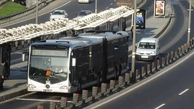 Metrobüste şüpheli çanta alarmı