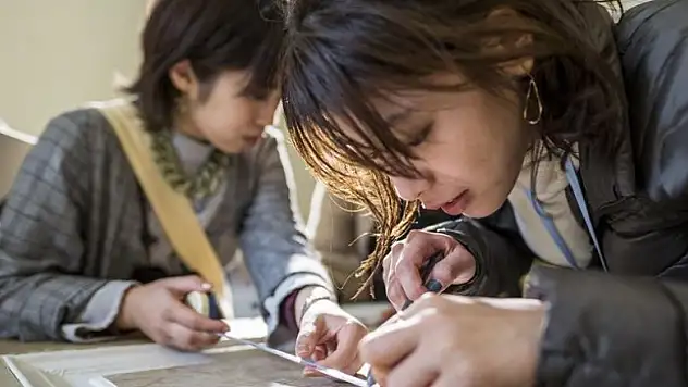 Japon öğrencilerden saray kapısına rölöve