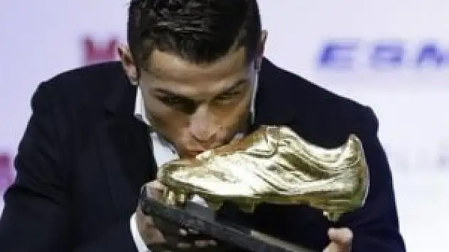 Cristiano Ronaldo altın ayakkabısını aldı
