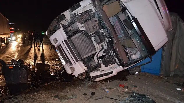 Konya'da ilaç yüklü tır devrildi: 1 yaralı