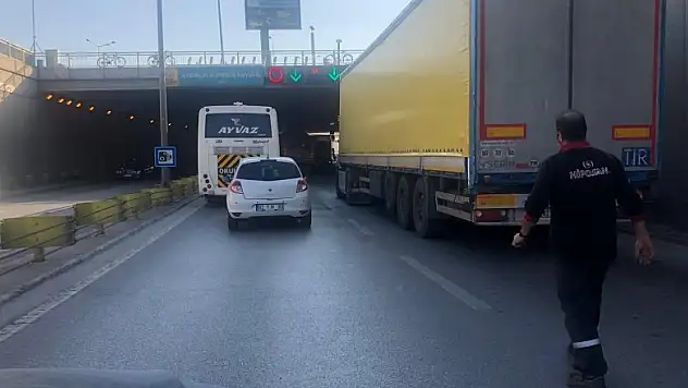 Aydınlık Köprülü Kavşağı Alt Geçidi'nde kaza! Trafik tıkandı