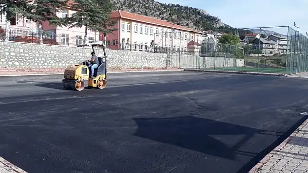 Derebucak Belediyesi okul bahçelerini asfaltla kaplıyor