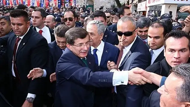 Arınç'ı cami bahçesinde duygulandıran sohbet