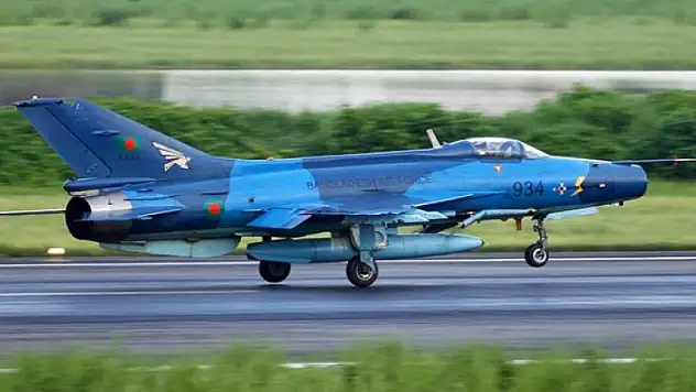 Çin üretimi savaş uçağına Türkiye damgası