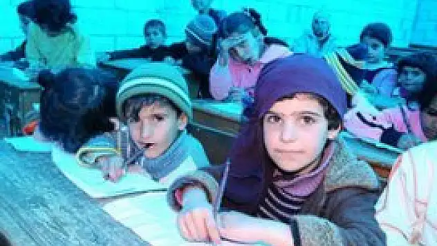 Bombardımandan kurtarılan sıralarda eğitim