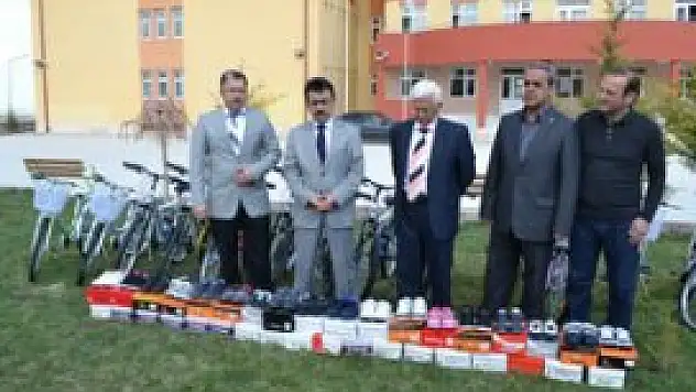 Öğrencilere Gönül Elçileri'nden hediye