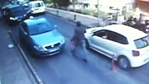 Ünlü oyuncu çılgına döndü! Aracı yumrukladı