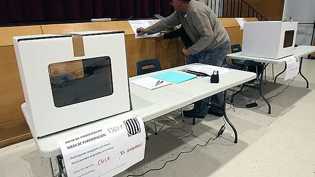 Katalonya'da 'yasaklı halk oylaması' başladı