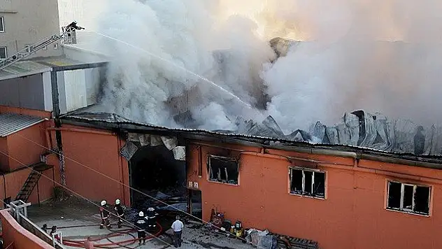 Kocaeli'de galvaniz fabrikasında yangın