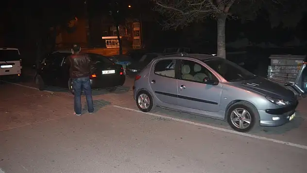 Araçların camını kırarak hırsızlık yaptılar