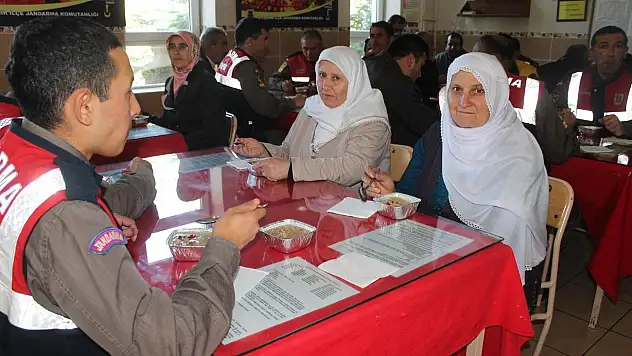 Şehit anneleri aşure geleneğini jandarma kışlasına taşıdı