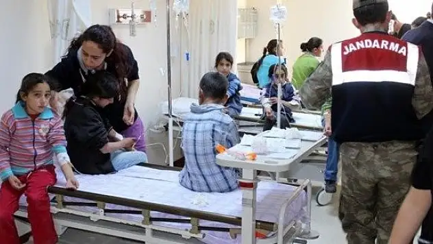 37 öğrenci hastaneye kaldırıldı