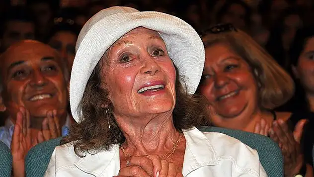 Ünlü oyuncu Yıldız Kenter hayatını kaybetti