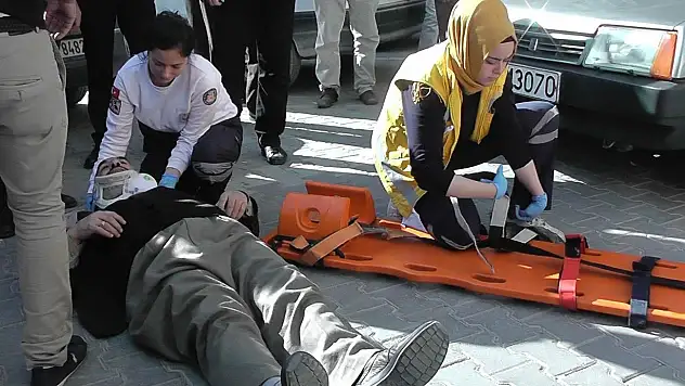 Otomobilin çarptığı yaşlı adam yaralandı