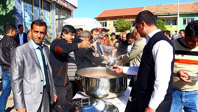 Yunak'ta vatandaşa aşure ikramı