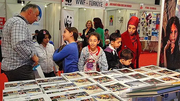 Kitap fuarında AA'nın standına yoğun ilgi
