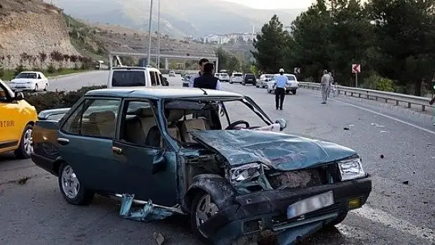 Otomobiller çarpıştı: 1 ölü