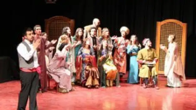 SÜ'de ''Efendim'' adlı tiyatro oyunu sahnelendi