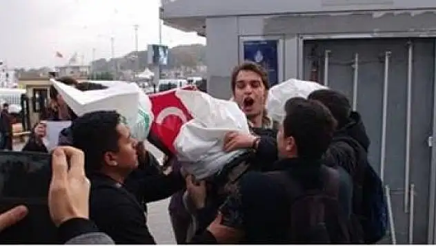 Amerikan askerlerinin başına çuval geçirdiler