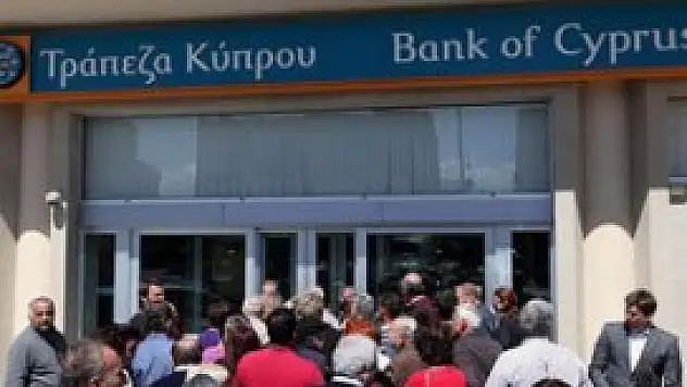 Güney Kıbrıs'ta bankalara hücum