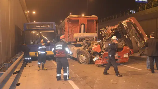 Konya'da askeri otobüsle tır çarpıştı!